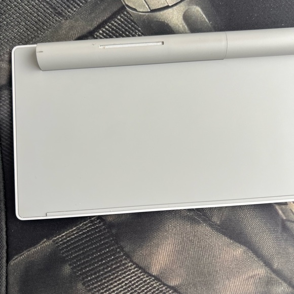 Microsoft Surface Keyboard - Wireless - Bluetooth - English (US) Smartphone - Picture 7 of 9